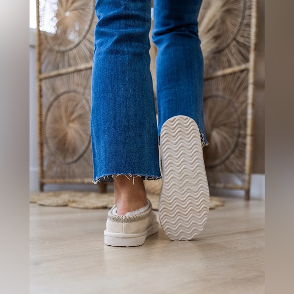 NIB Brand New Sparks Very G Cream Faux Fur Vegan Suede Slippers Slides Shoes - Picture 9 of 11